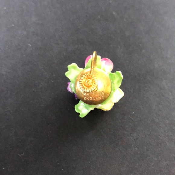 🖐 Painted Resin Flower Clip-on Screw-back Vintage Earrings Made in England - Picture 3 of 5